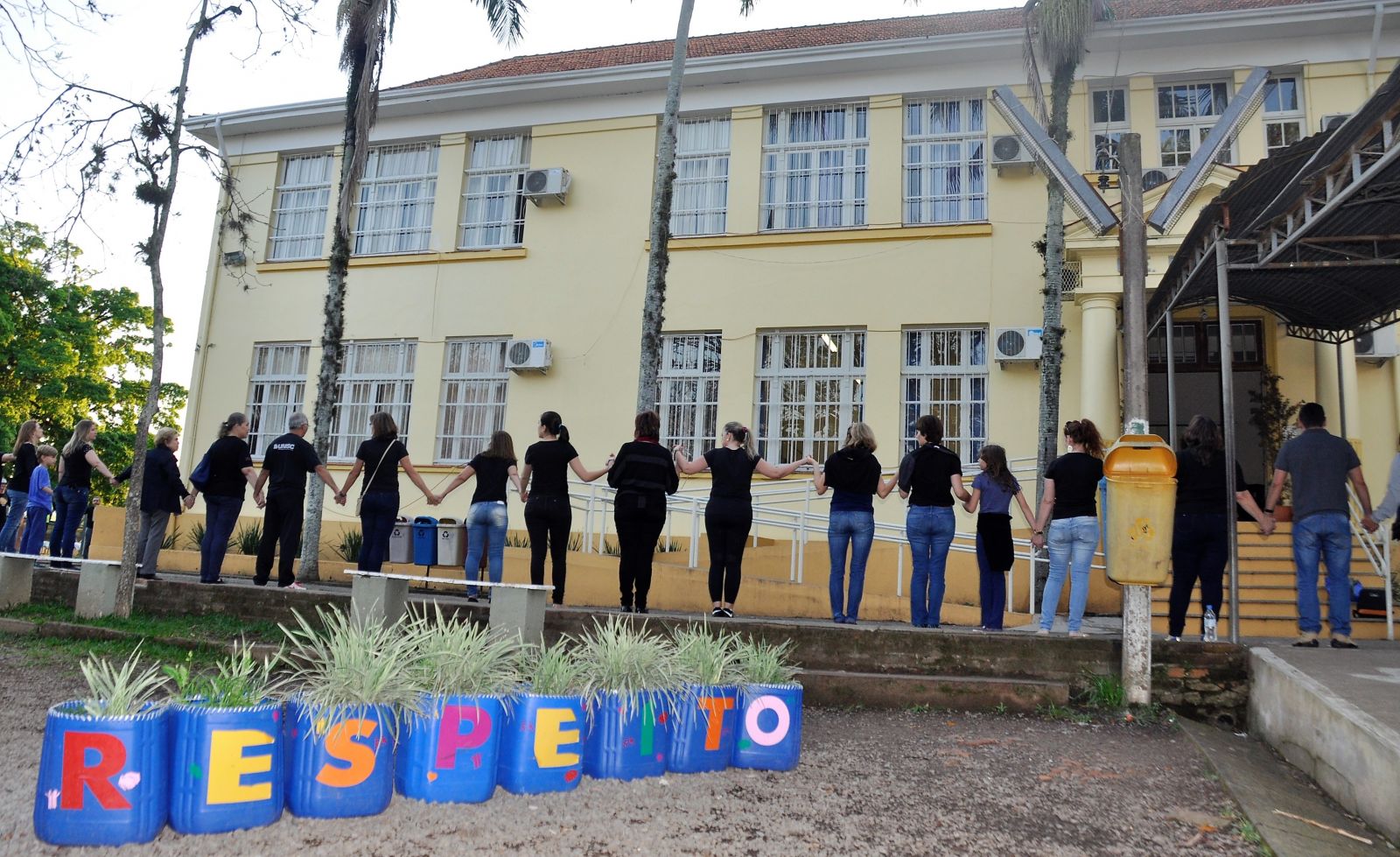 Educadores deram as mãos em um abraço simbólico ao prédio do colégio 