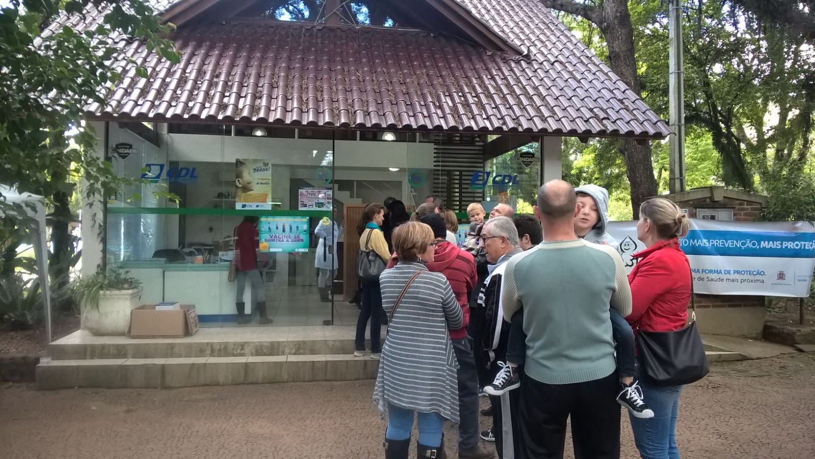 Filas chegaram a se formar em frente ao ponto de vacinação