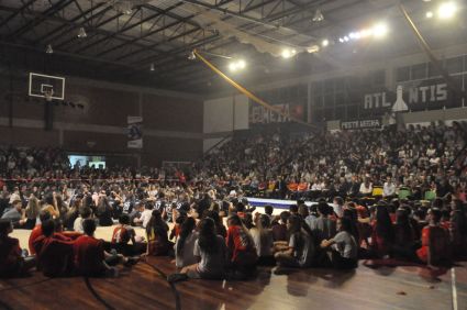 Integrantes das tês equipes finalizaram as apresentações juntos no ginásio do colégio