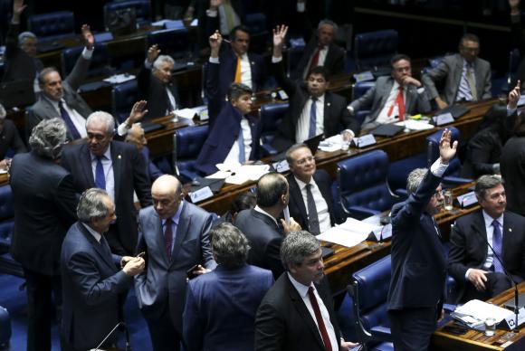 Ap—s muito debate e confus‹o, senadores governistas conseguiram apressar a aprova‹o da reforma trabalhista