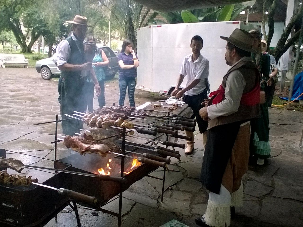 Churrasco foi servido na praça