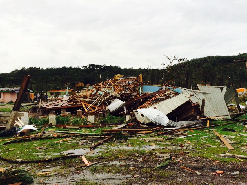 Destroços de uma casa na Vila Oliva, em Caxias do Sul 