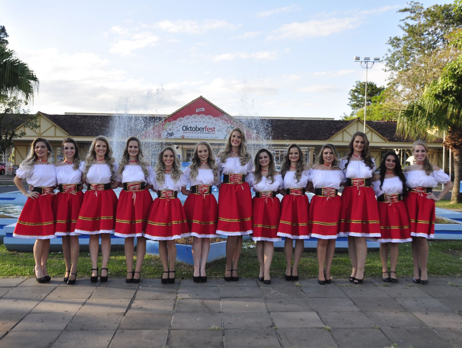 Candidatas a Soberanas da 33ª Oktoberfest (da 1ª para a 13ª, da esquerda para a direita)