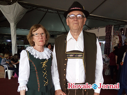 Arlecia e Lotário Bauermann não perdem um baile na Oktoberfest