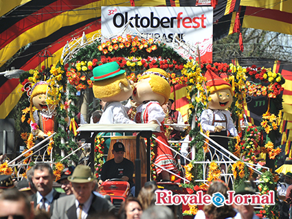 A família símbolo da Oktoberfest trouxe alegria para o desfile, sem esquecer do tradicional beijo