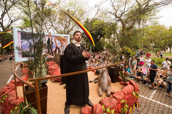 Participação da Sicredi no desfile temático da Oktoberfest