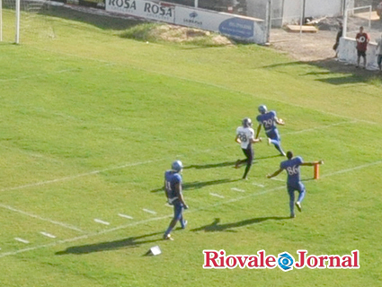 Prestes a tomar um touchdown, time de Santa Cruz rouba a bola e faz mais 6 pontos no placar