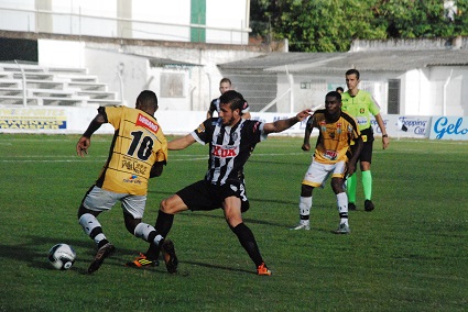 Galo saiu atrás e buscou o empate, mas quando tentava a virada David foi expulso