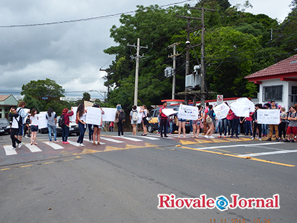 Estudantes do Polivalente realizaram ações em frente à escola