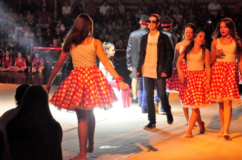 Dança, figurino e a participação de alunos de diferentes idades nas apresentações garantiram o sucesso da cerimônia