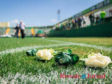 Arena Condá se transformou no ponto de reunião de torcedores, jogadores e parentes das vítimas que prestam homenagem à equipe que morreu no acidente