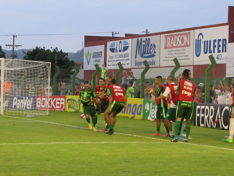 Alexandre marcou um golaço de falta no empate do Avenida contra o Novo Hamburgo