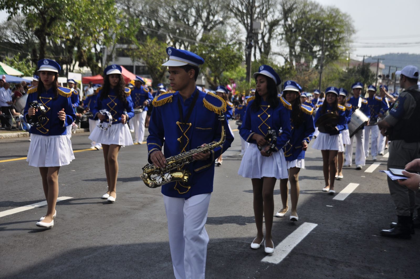 As bandas marciais de escolas e de projetos deram o ritmo ao desfile