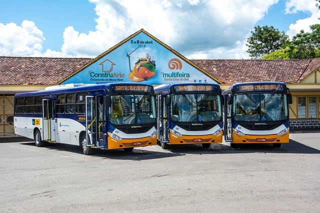 Os três novos ônibus, entregues nessa quinta-feira