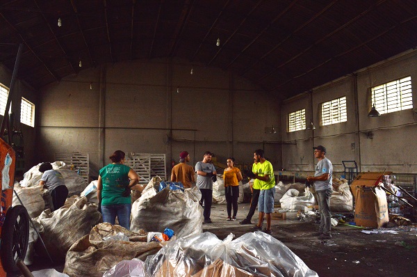 Catadores organizam o que restou na cooperativa 