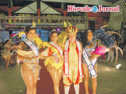 Corte de 2016: rainha Bruna Brito, princesas Rayssa Silveira e Karen Gomes, junto com o Rei Momo, Fernando Escouto