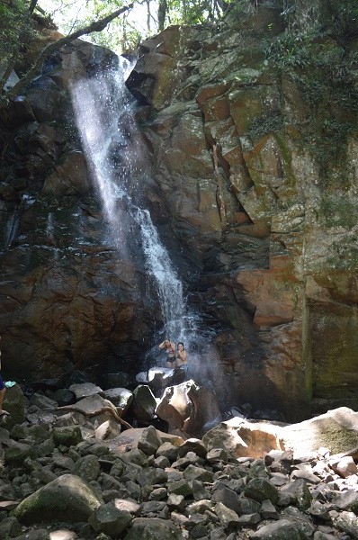  Trilha e cascata tambŽm s‹o encontradas no balne‡rio