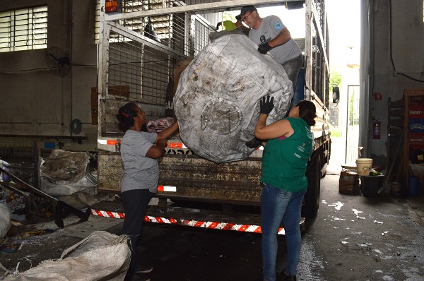 Cooperados se empenham na limpeza do ponto de entrega dos reciclados 