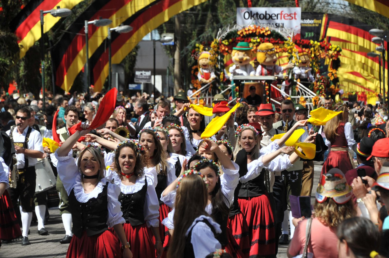 Mais de mil figurantes devem participar do primeiro desfile