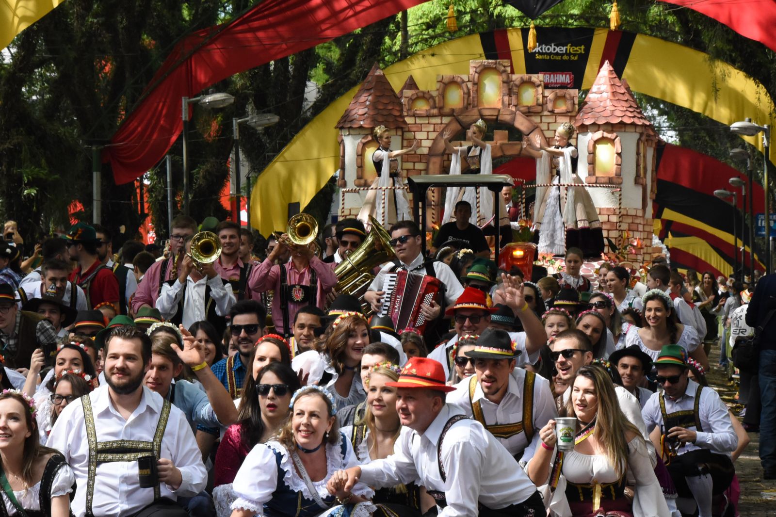 Desfile reuniu 2,2 mil figurantes e cerca de 40 mil espectadores na Rua Marechal Floriano