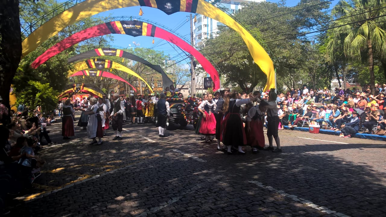 Desfile reuniu milhares de figurantes e espectadores