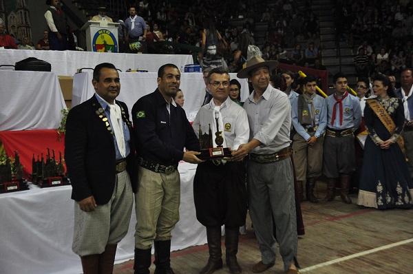 DTG José Altivo dos Santos, de Santa Cruz do Sul, recebeu o prêmio de Melhor Acampamento