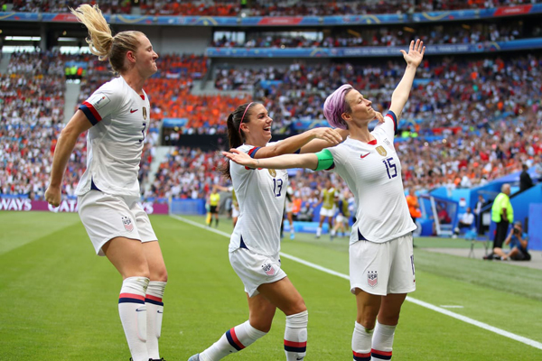 Rapinoe (camisa 15) abriu o placar para os EUA na grande final