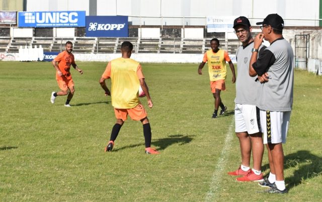 William Campos e Dárley Costa (à direita) acompanham o treino desta segunda pós-carnaval