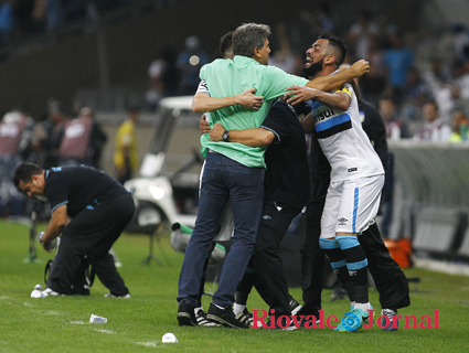 Técnico Renato celebra com os jogadores do Grêmio: muito próximo do penta