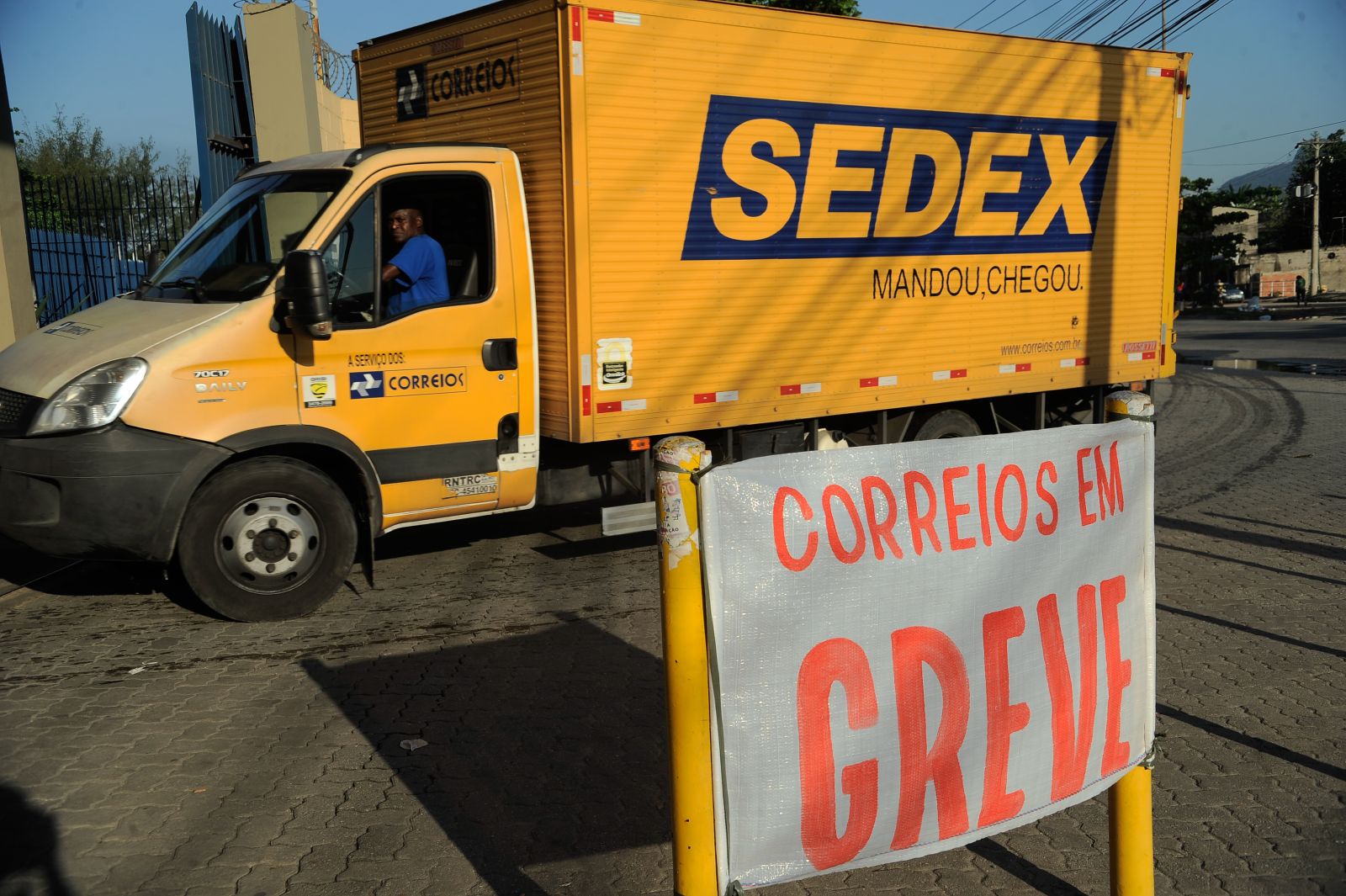 A área jurídica da Federação Nacional dos Trabalhadores em Empresas de Correios está estudando qual será a atitude tomada