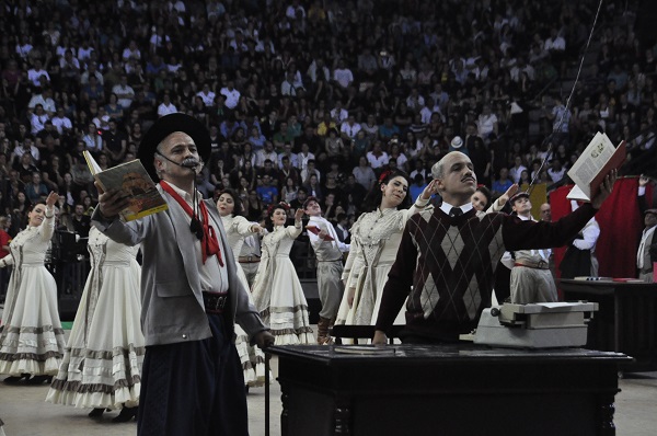 Paixão Côrtes e Barbosa Lessa foram homenageados pelo grupo