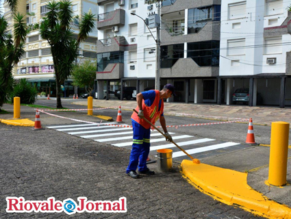 Pintura de faixas de pedestres e de meios-fios são alguns dos trabalhos que estão sendo realizados na via