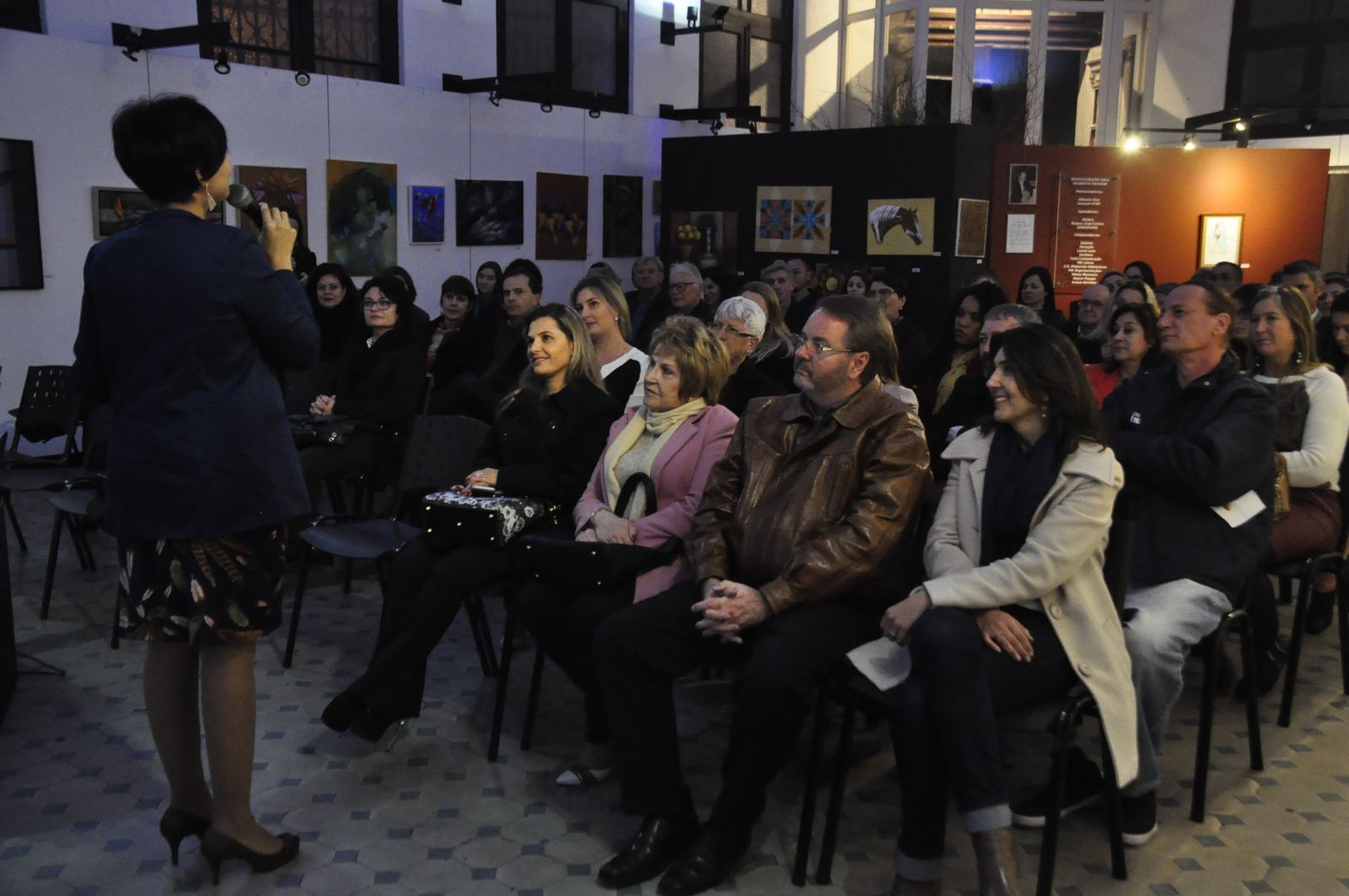 A gerente do SESC local, Roberta Pereira, apresentou a programação na noite dessa terça-feira, 22 de agosto, na Casa de Artes Regina Simonis