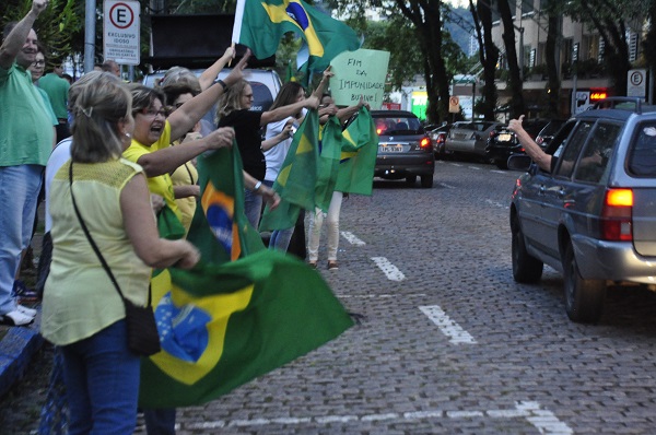 Grupo chamou os motoristas que passaram pelo local à participar da manifestação