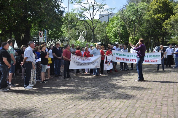 Grupo realizou manifesta‹o pac’fica em frente ao Palacinho da Praa da Bandeira