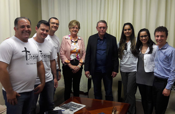 Comissão organizadora com o prefeito Telmo Kirst, a vice-prefeita Helena Hermany e o Secretário Municipal de Comunicação, Régis de Oliveira Júnior