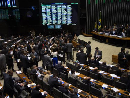 CÌ¢mara dos Deputados faz sessÌ£o plenÌÁria para votar em segundo turno a PEC que reduz a maioridade penal de 18 anos para 16