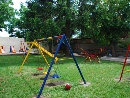 A escola tambÌ©m conta com uma pracinha nos fundos