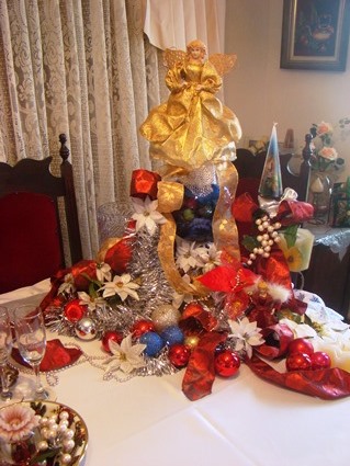 Mesa da ceia de Natal fica arrumada durante todo o ms e s— Ž desmontada na vŽspera do Natal para a ceia