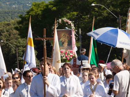 Todos os anos milhares de fiÃ©is participam da caminhada atÃ© o santuÃ¡rio