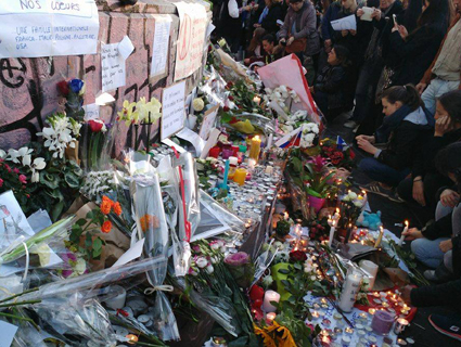 Parisienses homenageiam mortos e feridos nos atentados de 13 de novembro