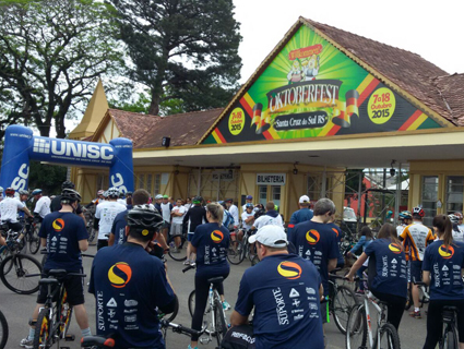 A largada aconteceu no Parque da Oktoberfest: no total, incluindo maratonistas e caminhantes, mais de 200 pessoas participaram do passeio