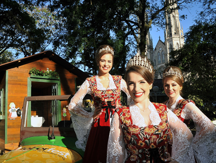 Soberanas da Oktoberfest convidam a populaÃ§Ã£o para a maior festa germÃ¢nica do Rio Grande do Sul