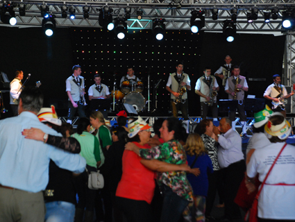 Na tarde de ontem, dia da Maturidade Ativa, pÃºblico lotou pavilhÃµes e lonÃµes da Oktoberfest