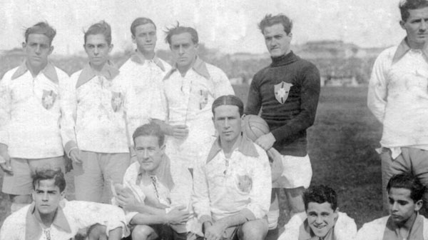 SeleÃ§Ã£o Brasileira em 1921 contra o Paraguai - Em PÃ©: Alfredinho, Dino, Barata, Lais, Kuntz e Telefone. Agachados: Frederico, ZezÃ©, Candiota, Machado e Orlando