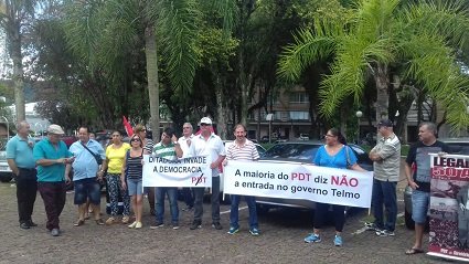 Integrantes do PDT realizaram manifesta‹o em frente ao Palacinho 