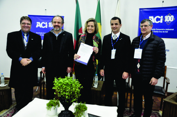 Assinatura do termo de refundação aconteceu nessa quinta-feira, durante o 12º Fórum de Líderes