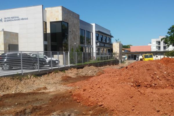 Área ao lado do prédio também foi cedida pela Prefeitura, no local será construído o estacionamento