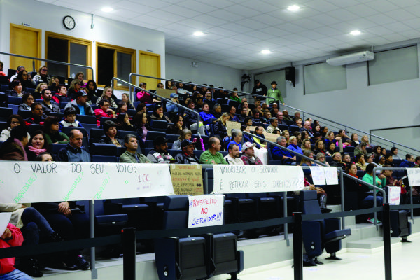 Sess‹o foi bastante movimentada por conta da presena dos servidores municipais