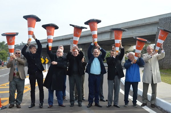 Autoridade ergueram os cones simbolizando a abertura da pista